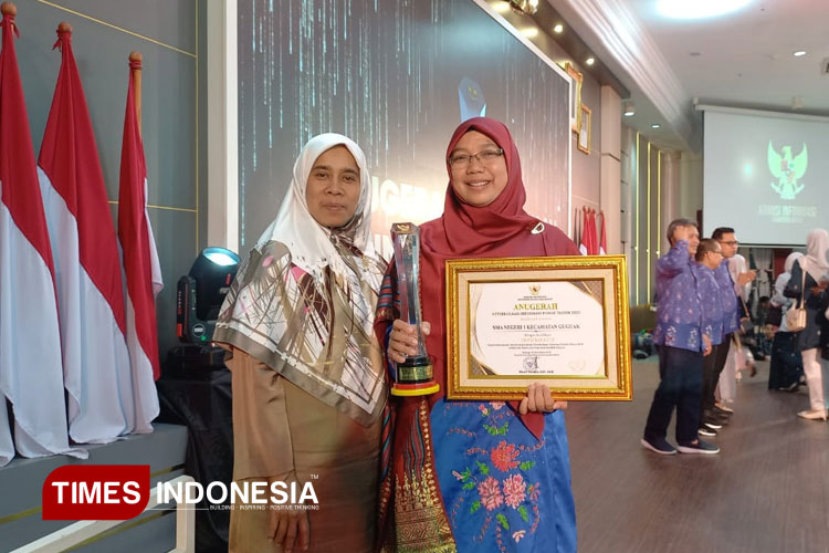 Lisa Lazwardi Antar SMAN 1 Guguak Sumbar Juara 1 Sekolah Menengah Informatif 2025