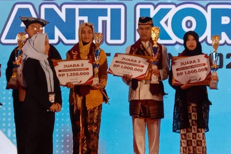 Kacab Dindik Pacitan Apresiasi Shavira, Siswi SMAN 1 Pacitan yang Raih Juara 3 Duta Pelajar Antikorupsi Jatim