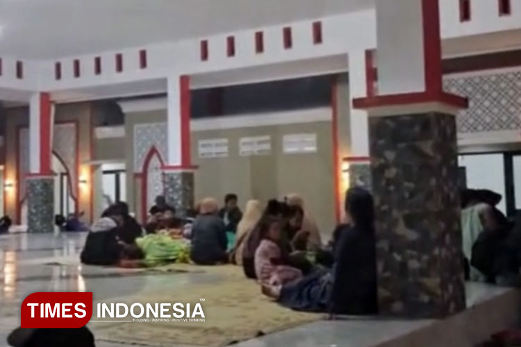 Ratusan Warga Alami Gangguan Pernapasan Akibat Aroma Belerang Erupsi Gunung Semeru