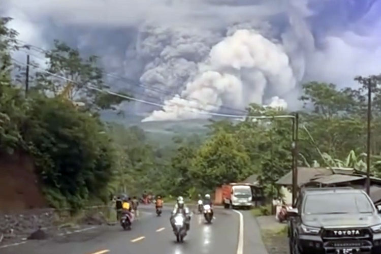 Status Gunung Semeru Naik ke Level Awas