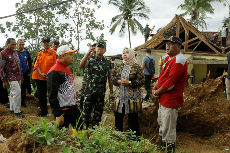Lisdyarita Cepat Tanggap dan Sambangi Korban Longsor Pulung, Jamin Bantuan dan Mitigasi Bencana