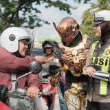 Polwan dan Polisi Super Hero Tegur Pengendara di Simpang Jalan