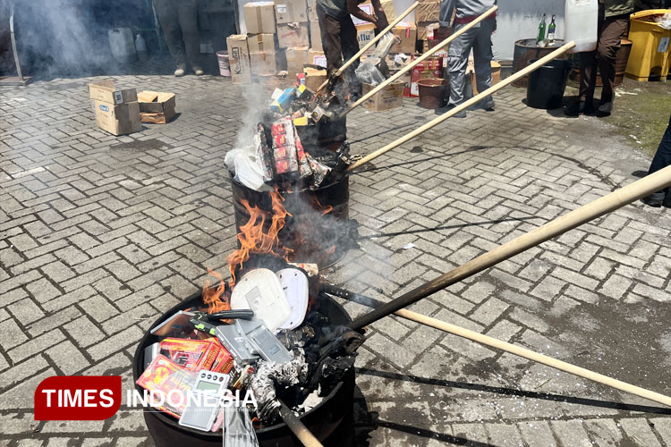 Kejari Kota Malang Musnahkan Barang Bukti dari 53 Perkara, Didominasi Kasus Narkotika