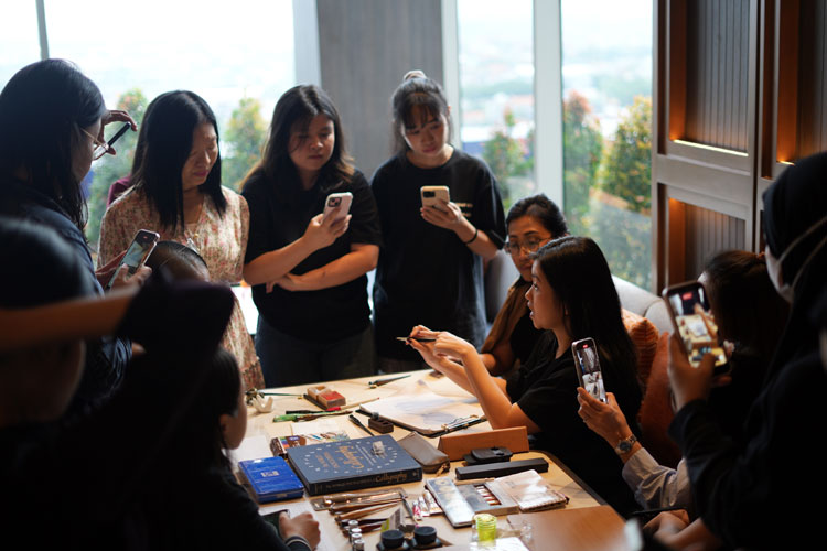 Aloft Surabaya Ajak Tamu Rayakan Kreativitas Lewat Workshop Modern Calligraphy