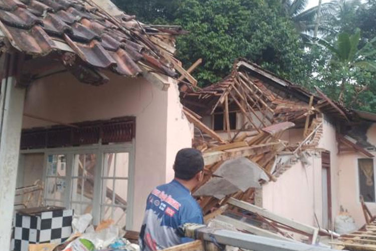 Hujan Deras Akibatkan Rumah Warga di Sadananya Ciamis Ambruk