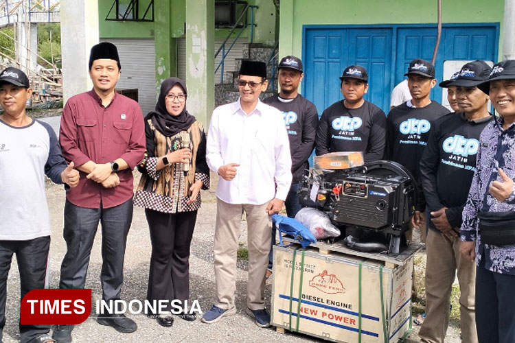Perjuangkan Aspirasi Warga Pesisir, Gus Rofiq Salurkan Mesin Perahu ke Nelayan Gresik