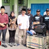 Gus Rofiq Salurkan Mesin Perahu ke Nelayan Gresik