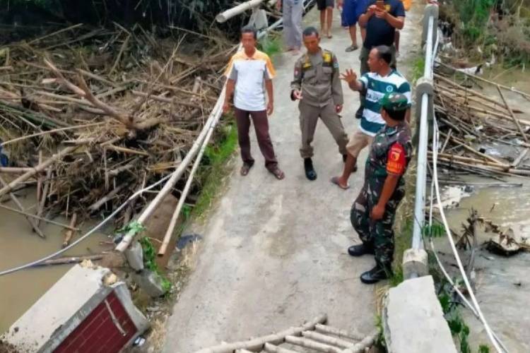 Jembatan Penghubung Lamongan-Bojonegoro Putus Diterjang Banjir, Akses Vital 2 Desa Terputus