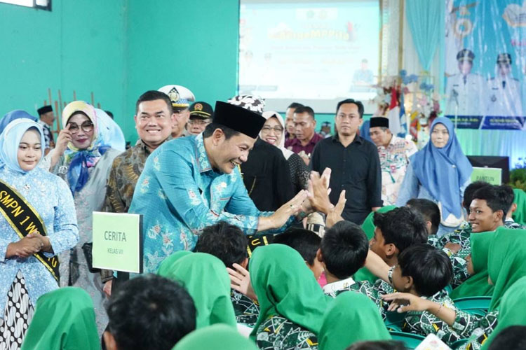 Bupati Sidoarjo Subandi Ajak Siswa Kreatif Menulis dan Bercerita Lewat Program BergeMPPita dan Tugu Cerita