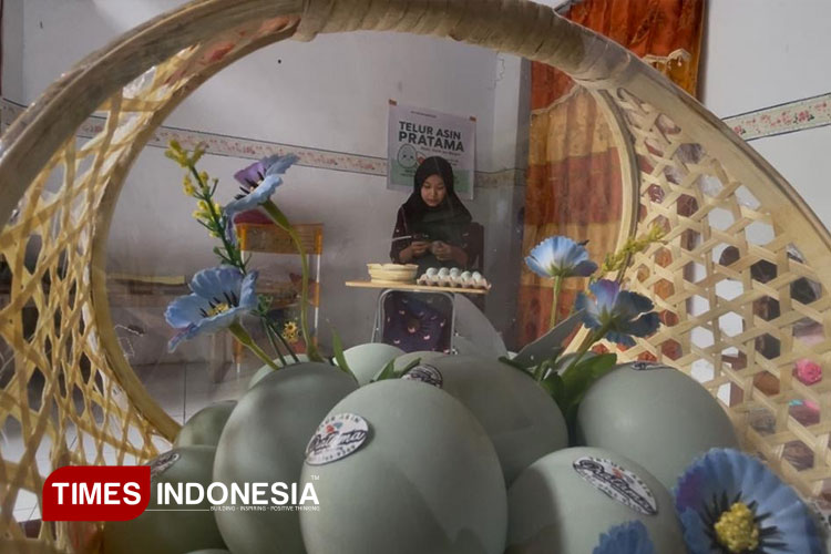 Pasutri Jombang Kembangkan Hampers Telur Asin, Omzet Tembus Rp5 Juta per Bulan