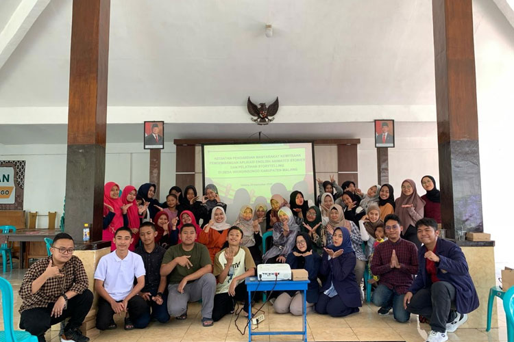 Polinema Kenalkan Aplikasi English Animated Story di Desa Wringinsongo