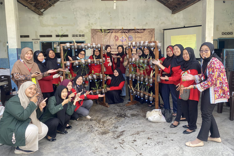 Politeknik Indonusa Surakarta Berdayakan Kelompok Wanita Harmoni Lewat Inovasi Produk Herbal