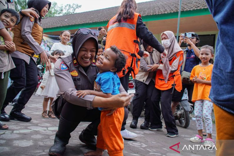BNPB: Pengungsi Erupsi Gunung Semeru Mulai Kembali ke Rumah