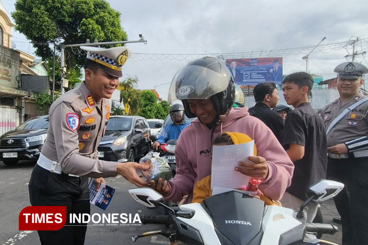 Polresta-Banyuwangi-bagikan-sarapan-untuk-pengendara.jpg