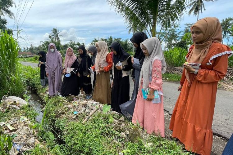 Santri Temukan Air Hujan di Bondowoso Diduga Tercemar Mikroplastik