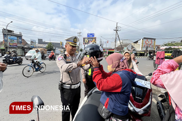 Bangun Kesadaran Keselamatan, Polresta Malang Kota Bagikan 100 Helm Gratis