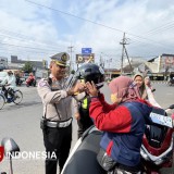 Bangun Kesadaran Keselamatan, Satlantas Polresta Malang Kota Bagikan 100 Helm Gratis