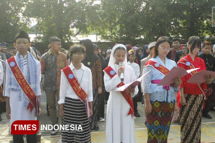 SMPN 1 Taman Gelar Apel dan Pawai Toleransi, Siswa Kompak Kenakan Baju Adat Nusantara
