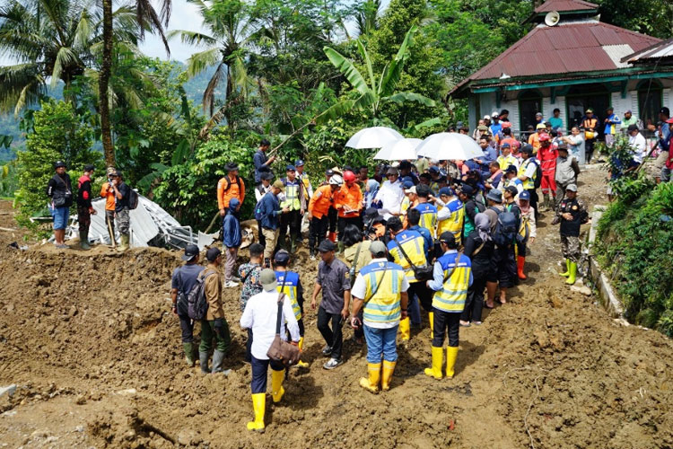 korban-tanah-longsor-Situkung-oleh--tim-SAR-gabungan-b.jpg