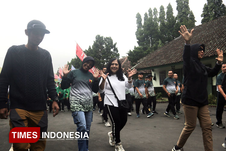Gerak-jalan-sehat-keluarga-besar-Komlekdam-V-Brawijaya-b.jpg