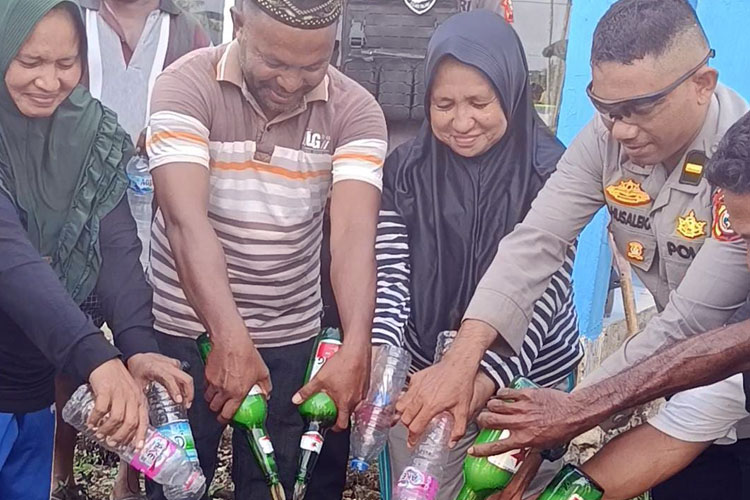 Polres Pulau Taliabu Gerebek 4 Desa, 142 Botol Miras Ilegal Disita Jelang Nataru