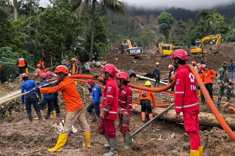 Hari Kelima Evakuasi Tanah Longsor Situkung Banjarnegara, PMI Kerahkan Relawan dan Ambulans Jenazah