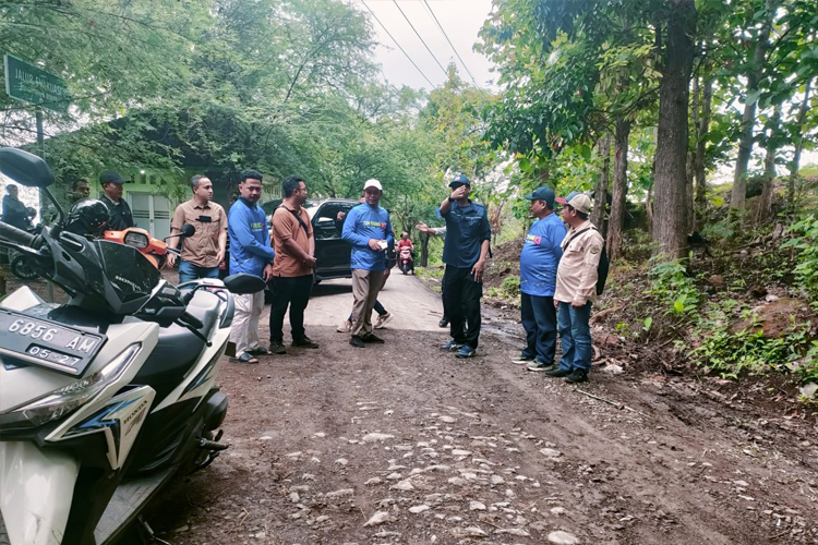 Pengendara Sering Jatuh, Bupati Bondowoso Tinjau Rekonstruksi Jalan Solor-Pancur