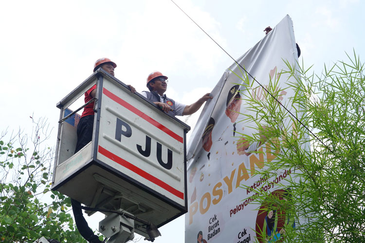Wali Kota Yogyakarta Hasto Wardoyo Turun Tangan Bersihkan Semua Baliho Pejabat
