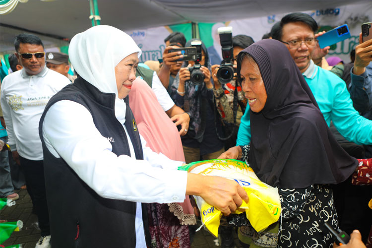 Gubernur Khofifah Pastikan Harga Bahan Pokok Stabil Jelang Nataru