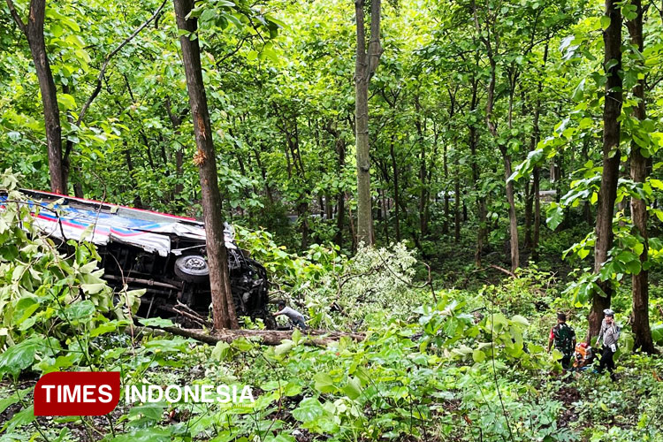 Bus Terjatuh di Jurang Arak-Arak, Penumpang dan Sopir Alami Luka-luka