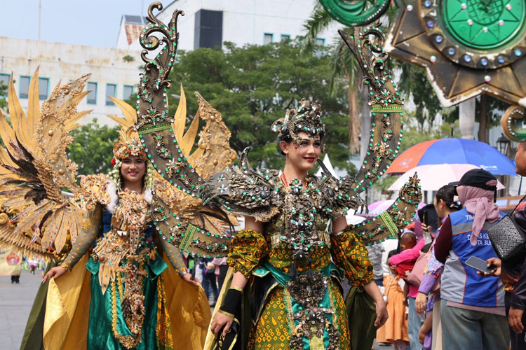 Warna-warni Parade Surabaya Fashion Festival 2025 di Kawasan Heritage Kota Lama