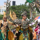 Warna-warni Parade Surabaya Fashion Festival 2025 di Kawasan Heritage Kota Lama