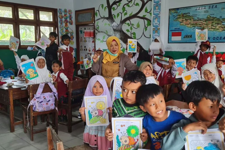 Tanpa Seragam Lengkap, 127 Siswa SD di Lumajang Tetap Belajar di Tengah Reruntuhan Pasca Erupsi Semeru