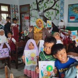 Kisah Menyentuh Anak-Anak Korban Erupsi Semeru yang Sekolah dari Pengungsian