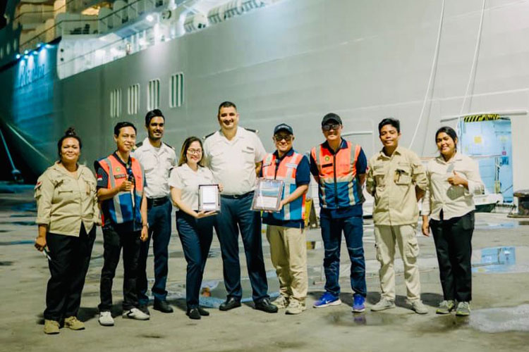 MV Riviera Sandar di Waingapu, Turis Asing Jelajah Sumba Timur