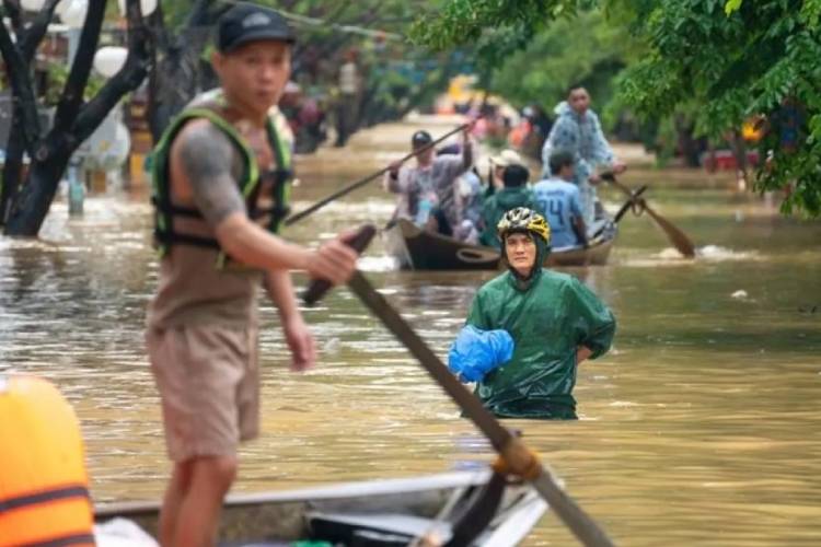 Korban Tewas Banjir Vietnam Tengah Capai 90 Jiwa, Kerugian Ekonomi Tembus Rp5,6 Triliun