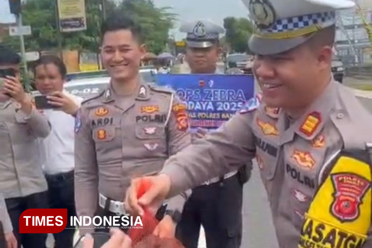 Operasi Zebra Lodaya 2025 di Banjar, Pengendara Patuh Dihadiahi Coklat dan Salak