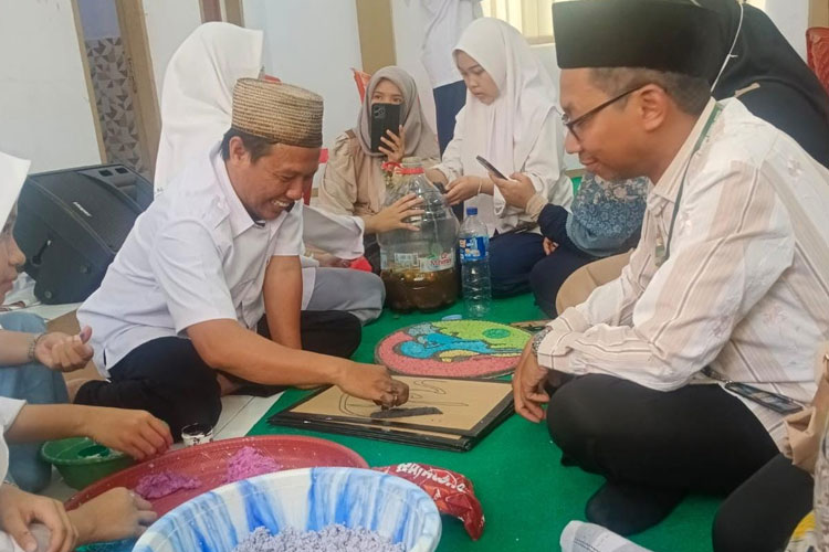 Belajar Ekoteologi di Pesantren Mambaul Hikam Jombang, Peserta Antusias Ikuti Praktik Lingkungan