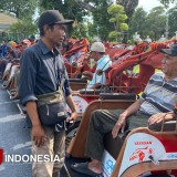 Bahagianya Sukemi, Terharu Saat Terima Becak Listrik dari Presiden Prabowo