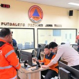 Pantau Perkembangan Bencana, Wagub Emil dan Sekdaprov Kunjungi Pusdalops BPBD Jatim