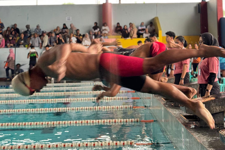 atlet-putra-sedang-berlomba-gaya-punggung-b.jpg