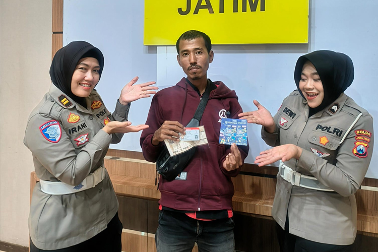 Tertib Lalu Lintas, Pengendara Ojol Dapat Hadiah dari Polda Jatim