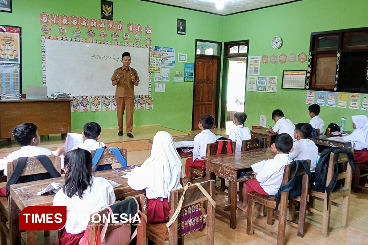 Tak Pernah Absen Meski Lelah, Kisah Guru Honorer Pacitan Mengajar Subuh sampai Malam