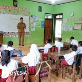 Meski Lelah Tak Pernah Absen, Kisah Guru Honorer Pacitan Mengajar Subuh sampai Malam
