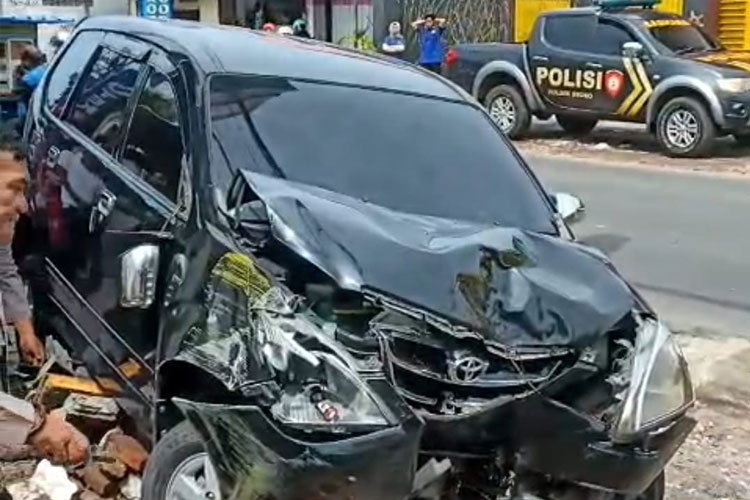 Lepas Kendali Saat keluar Dari Hotel Melati, Avanza Tabrak Pemotor di Srono Banyuwangi