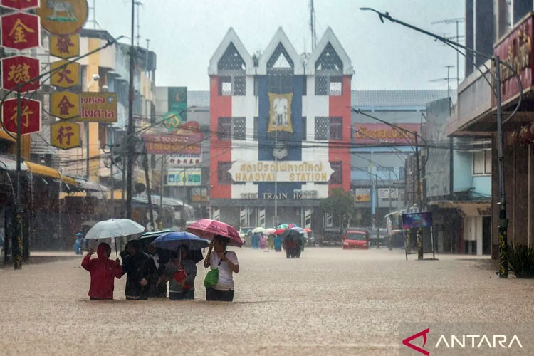 Banjir Terburuk 300 Tahun Landa Thailand Selatan, 2 Juta Orang Terdampak dan 1.000 Wisatawan Dievakuasi