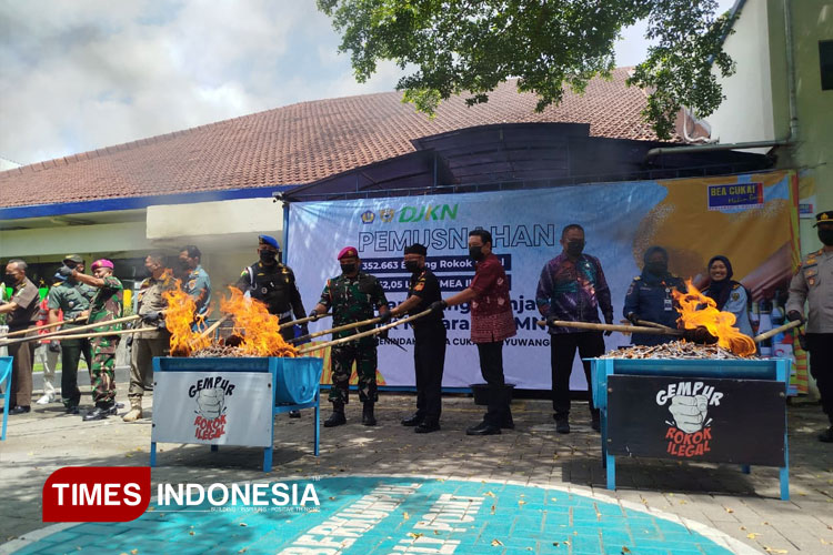 Bea Cukai Banyuwangi Musnahkan Miras dan Rokok Ilegal Senilai Rp1,6 Miliar