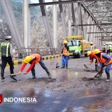Polda Jatim Bersihkan Endapan Erupsi di Jembatan Besuk Kobokan