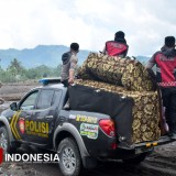 Pasca Erupsi, Polres Lumajang Bantu Pengangkutan Barang Warga