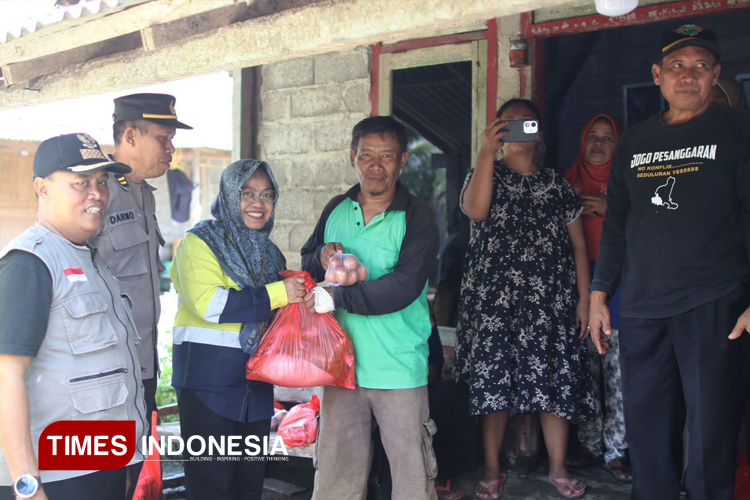PT BSI Salurkan Bantuan Sembako untuk Korban Banjir Pesanggaran